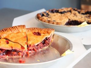 写真のチェリーパイ・ブルーベリーパイにアップルパイを加えた3種が、店の定番パイ。