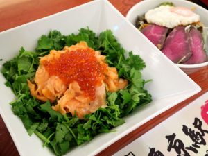 「東京屋台」（北町ダイニング）の「秋鮭といくら、パクチーさつまいも炒飯丼」（1,100円・税込）。11～15時で各日10食限定。
