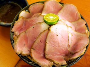 「琉球市場 やちむん」（キッテ グランシェ）の「キビまる豚ローストポーク丼」（1,200円・税込）は。11～16時半に提供。