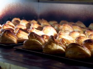 工場から冷凍状態で届いたアップルパイを、店内のオーブンで焼き上げていく。
