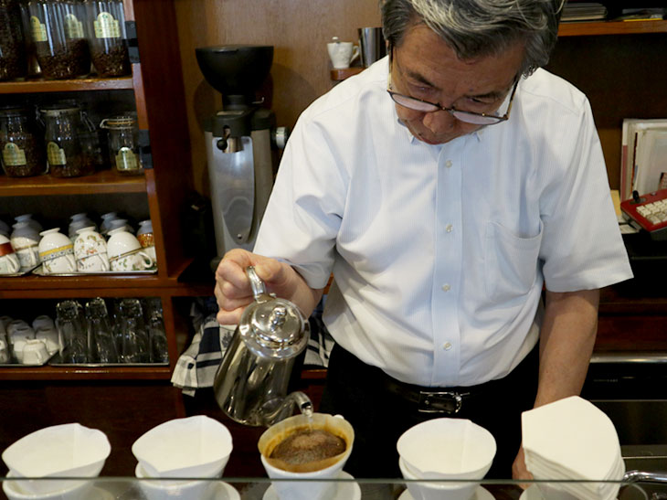 岩崎俊雄さんは、SCAJ認定コーヒーマイスター。コーヒーのことについてなんでも教えてくれるので、カフェや喫茶店経営者、これから珈琲専門店を開きたいと考える人などが多く訪れる。