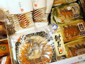 ▲さまざまな鮒ずしが売られている。発酵食の一種で、滋賀県では子どもの頃に風邪を引いたりお腹を壊したりしたときに食べさせられた経験を持つ人も多いそうだ。