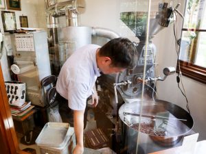 創業当時からある焙煎機。今は、店主・岩崎俊雄さんの息子である健一さんが焙煎を担当。