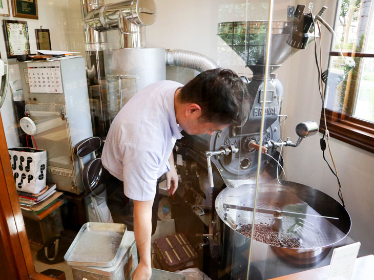 創業当時からある焙煎機。今は、店主・岩崎俊雄さんの息子である健一さんが焙煎を担当。