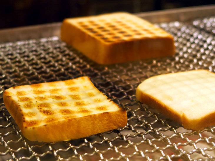 この台では1日中トーストが焼かれており、店内にパンの焼ける香ばしい香りが立ち込める。