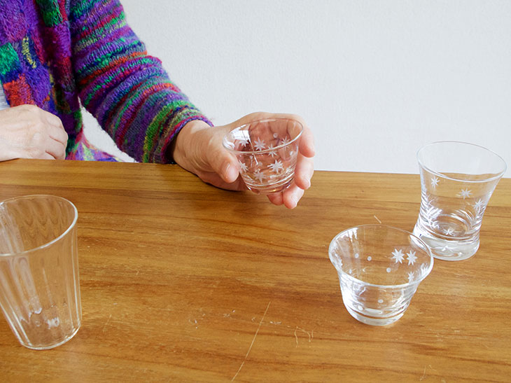 醸造の専門家と共同開発した冷酒杯“杜康の玻璃（とこうのはり）”（右奥）。一目惚れしたというqualia-glassworksのグラス（左手前）。