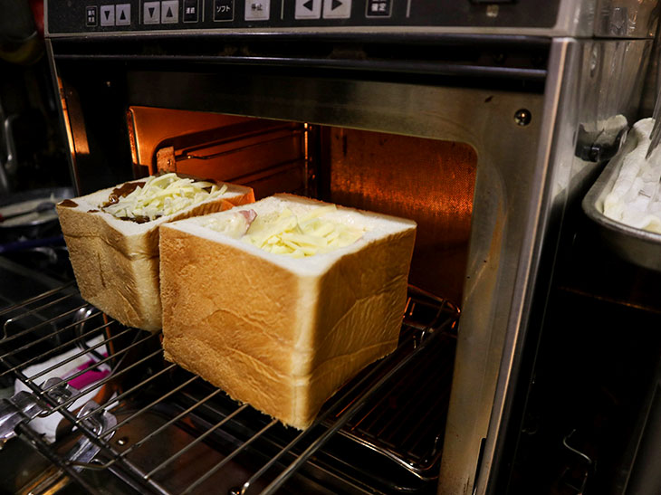 注文が入ってからパンを切り、オーブンで焼きあげてアツアツを出してくれる。