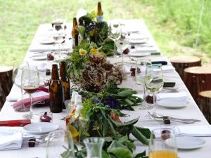 野菜を仕入れているいすみ市の農園「タロとあき」を会場に、畑の中でフレンチを味わうイベント「Farm to Table」を年2回開催。2017年は6月と11月に実施された。詳細は店のSNSを参照。（画像提供：merle）