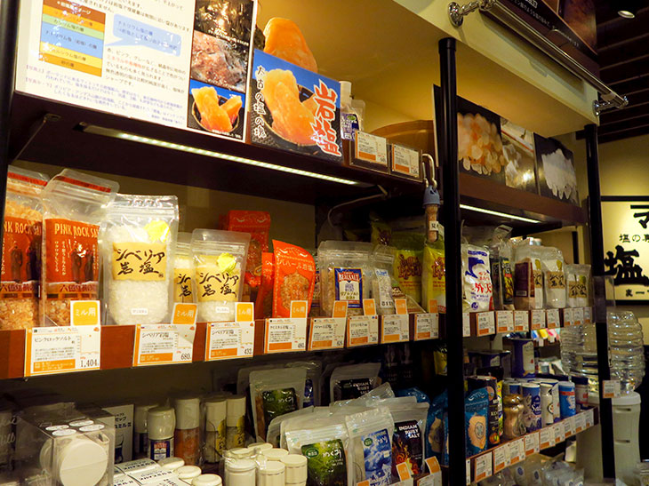 店内には沖縄の塩、日本の塩、世界の塩、オリジナルの合わせ塩などが所狭しと並ぶ。