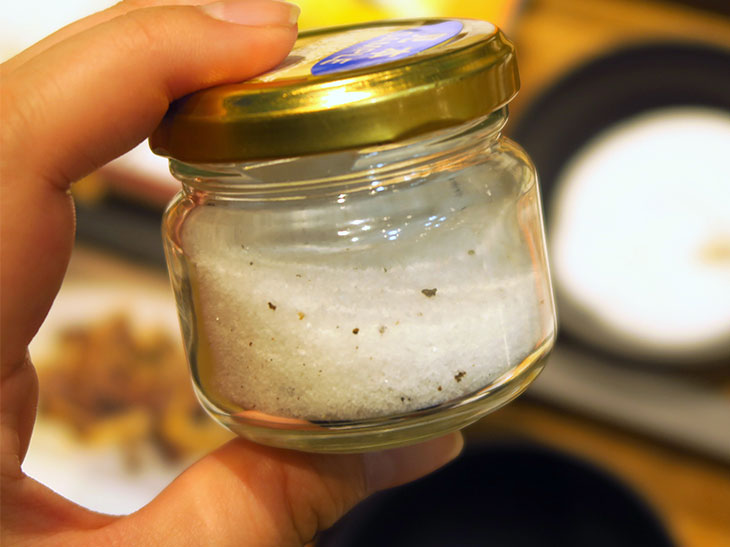 「トリュフ塩」（2,100円／50g）は同店の世界の塩のなかでも人気1位。