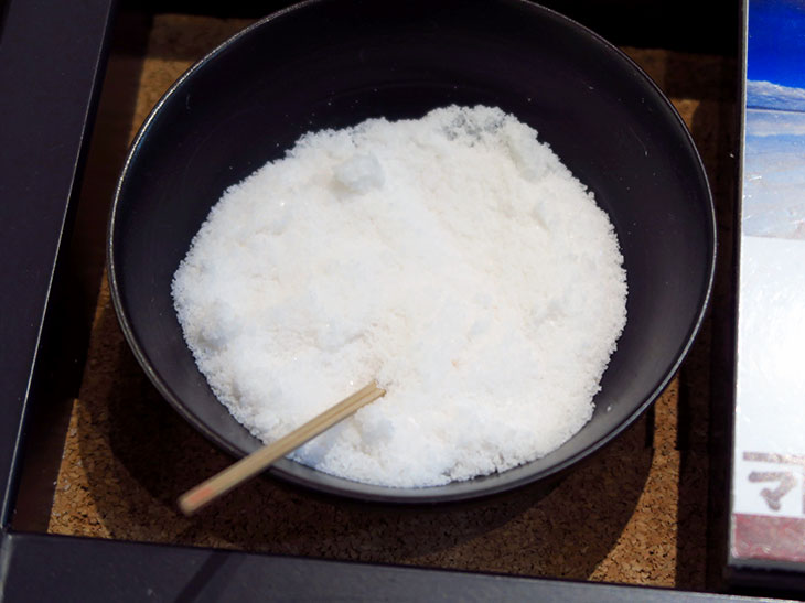 死ぬまでに行きたい絶景スポットして有名な「ウユニ塩湖の塩」（505円／360g）は、脂身の多いポークソテーに合う。