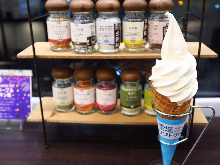 店内にはイートインスペースがあり、「雪塩ソフトクリーム」（380円）にかけて楽しむ合わせ塩が複数置かれている。