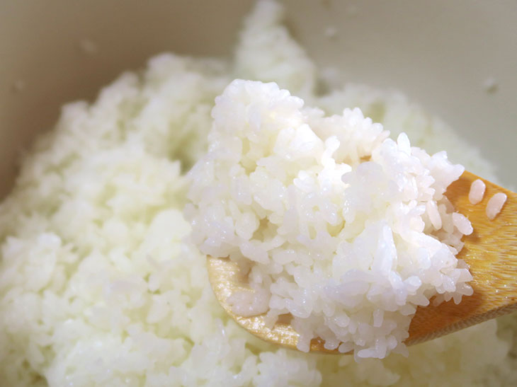 炊き立てのごはんだけでも十分なごちそうになる仕上がり。米粒がつやつやしている。