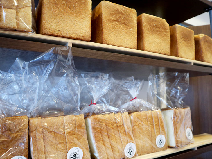 上の「自然派食パン」1斤270円は乳製品を使っていない。下は、「ロイヤル食パン」1斤300円。
