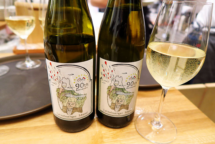 ルクセンブルクのワイン「リヴァネール」（750円）は、すっきりした飲み口の中辛口白ワイン。酸味が少なく、果実味がまろやかなブドウが使われている