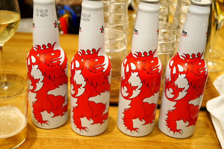 同店で提供される「シモンビール」（800円）は、日本人にも馴染みのあるピルスナータイプ。ボトルに描かれている王冠をかぶった二尾のライオンは「リンブルグライオン」と呼ばれ、ルクセンブルグの国章にも採用されている