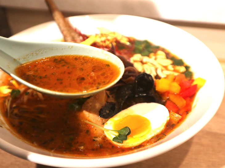 『侍.』のスープカレーの素となるスープは、野菜がたっぷり溶け込んでいるのが特徴。なんと、1杯分に100g分の野菜が濃縮されており、そのスープがスパイスラーメンにも使われている