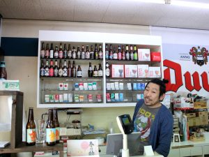 店主の鈴木さん。どんなに基本的な質問をしても、わかりやすく＆幅広い情報を教えてくれる“ビールのs伝道師”。鈴木さんの解説を聞いていると全部飲みたくなってしまう。
