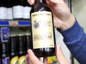 志賀高原ビールで有名な長野の酒造「玉村本店」が、秩父に蒸溜所を構える「ベンチャーウイスキー」とコラボした限定販売のIPAビール「THE FAR EAST」。ベンチャーウイスキー社の代表的ウイスキー「イチローズモルト」のバーボン樽で長期にわたり寝かせた熟成期間の異なる3つのビール（21ヶ月・26ヶ月・27ヶ月）をブレンドしたもの。ウイスキーの香りをまとい、ビールの味わいを超えた仕上がり。1本0000円。