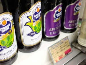 ドイツビールは、酵母・麦・ホップ・水以外の材料を使用してはならないと定めた「ビール純粋令」が500年間守られている国。ゆえに、製造方法に関してユニークな発展を遂げてきた。たとえば、写真奥（紫色のラベル）は、ドイツの白ビール（ヴァイツェン）「シュナイダー・アヴェンティヌス」を凍らせて氷を除去することでアルコール度数を高めた「シュナイダーヴァイセ アヴェンティヌス・アイスボック」なる銘柄。従来の「シュナイダー・アヴェンティヌス」が持つワインのような芳醇な香りと、白ビールのキレの良さを一層凝縮した味わい。1本660円。