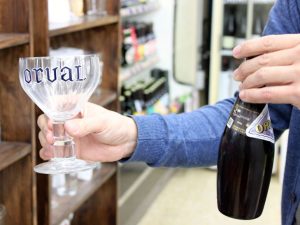 店内では、ベルギービールの専用グラスも販売中。写真は同国の「オルヴァル修道院」で醸造される銘柄「オルヴァル」の専用グラス。酵母入りの瓶内二次発酵タイプなので、グラスの中に酵母が入らないように傾け方や注ぐラインも決まっている。1脚0000円。
