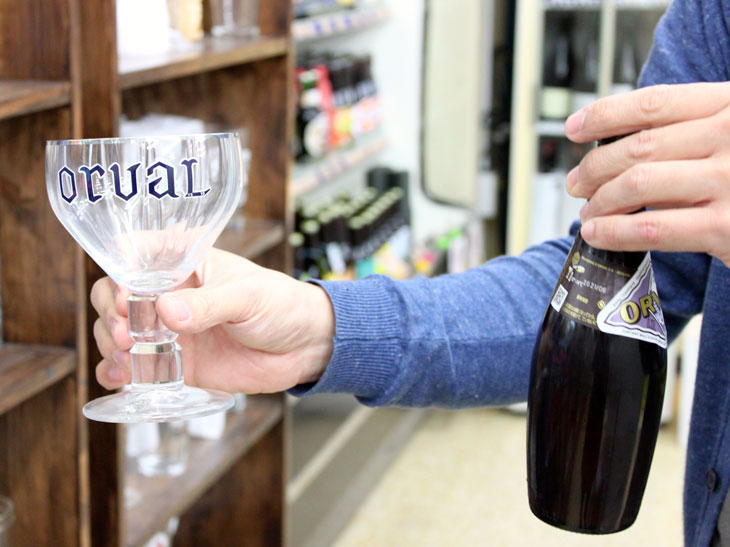 店内では、ベルギービールの専用グラスも販売中。写真は同国の「オルヴァル修道院」で醸造される銘柄「オルヴァル」の専用グラス。酵母入りの瓶内二次発酵タイプなので、グラスの中に酵母が入らないように傾け方や注ぐラインも決まっている。1脚600円。