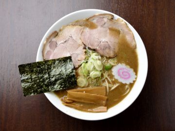 『吉岡』の「濃厚魚介ラーメン」は、熟成麺とスープへのこだわりが産んだ至極の味わい