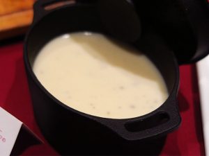 「クレーム・デュバリー カリフラワーと白トリュフのクリームスープ」（880円）は、スープを口に入れた瞬間に白トリュフの香りが鼻を抜けていく。