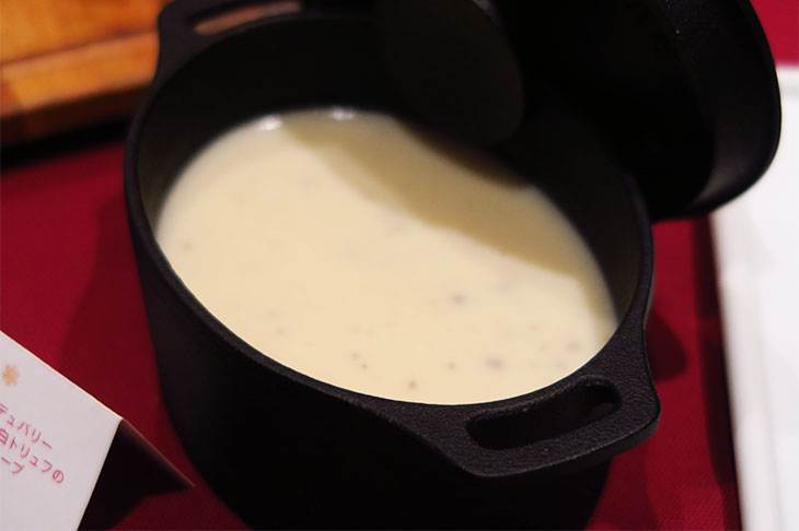 「クレーム・デュバリー カリフラワーと白トリュフのクリームスープ」（880円）は、スープを口に入れた瞬間に白トリュフの香りが鼻を抜けていく。