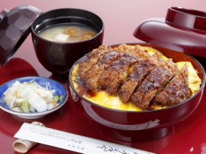 ご飯の上にキャベツ、ふわとろの玉子焼きを敷き、揚げたてのカツを乗せてソースをかけるスタイルの「柳津ソースカツ丼」。サクサクのカツとふわとろの玉子のミックスが美味