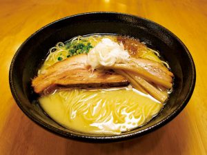 「喜多方」、「白河」に次いで誕生した福島のご当地ラーメン「福島鶏白湯ラーメン」。会津地鶏、川俣シャモ、伊達鶏の県産三大鶏100%の黄金色のスープと細麺のコンビネーションが絶妙