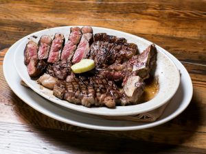 ステーキ500gが3980円の最強コスパ！　窯焼きステーキ＆バルが恵比寿に誕生