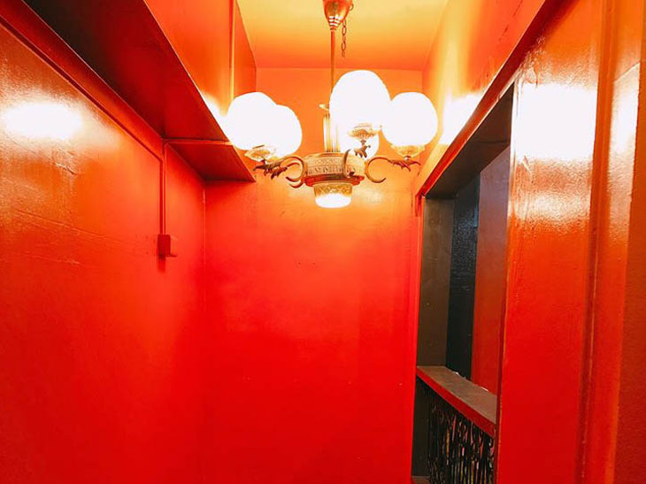 オレンジ色の壁とシャンデリア風のライト。なかなか独特の雰囲気