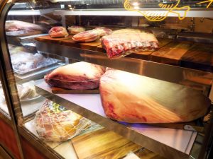 「トラットリア・コルディアーレ」は熟成肉にこだわるレストラン。メルカート メルカート！！でも、熟成肉（熟成肉イチボ150g～／3,900円～）のさまざまな部位が楽しめる、豚肉のグリル（1ピース2,980円）、ラムのロースト（1本980円）など、いろんなお肉を一度に楽しもう