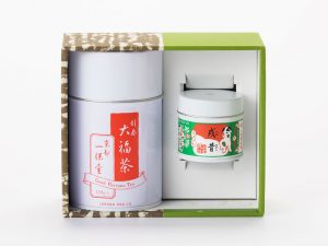 大福茶（120g）中缶箱・新春用特別抹茶 戌昔（20g）詰め合わせ3,132円（1月15日まで）。このほかにも各種詰め合わせがある。