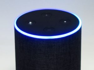 Amazon Echo（実売価格1万1980円）の場合は、「Alexa（アレクサ）」と話しかけることで、聞き取りを開始する
