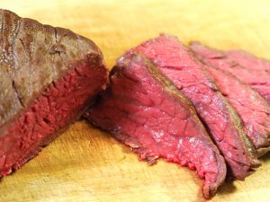 出来上がった肉をカットしてみると、どの部分もまんべんなく加熱されていることがわかる。こうした均一な加熱は低温調理ならでは