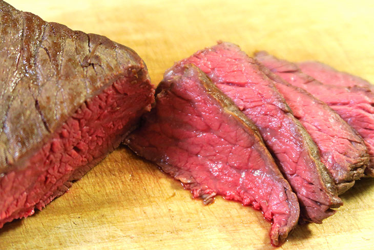 出来上がった肉をカットしてみると、どの部分もまんべんなく加熱されていることがわかる。こうした均一な加熱は低温調理ならでは