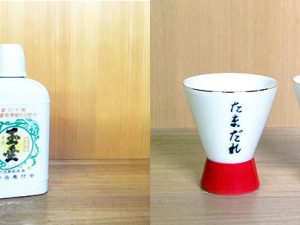 （右）ウイスキーなどを入れる携帯用容器スキットルを彷彿とさせる陶器ボトル。キャップはスクリュータイプ。（左）おめでたい紅白の猪口。カクテルのメジャーカップに似た形状とひらがな表記がレトロで可愛い。撮影協力：中村亀吉