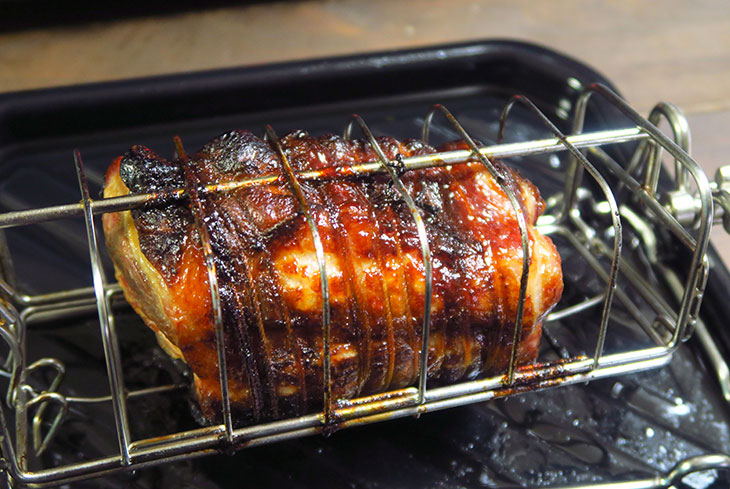 完成した焼き豚はほどよく表面に焦げ目が付き、食欲をそそる
