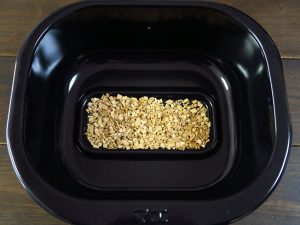 燻製をするには、付属品の燻製専用容器の中央のくぼみに市販の燻製用チップをセットする。チップの量で燻製の香り付けの強弱が変わるようだ