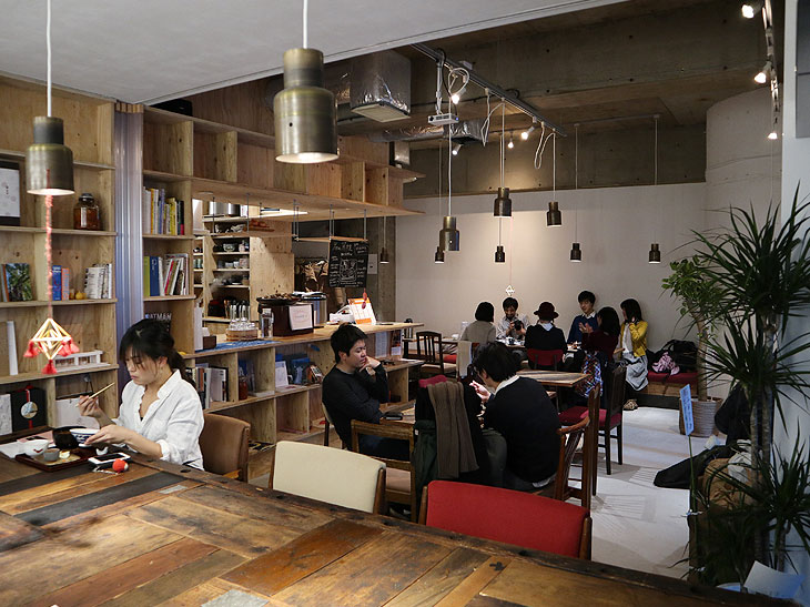 発酵するカフェ『麹中』の店内。建築設計事務所が作ったお洒落な空間。土間、小上がり、かまど、の3つのスペースに分かれている