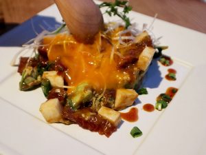 濃いオレンジ色の卵黄が濃厚なコク