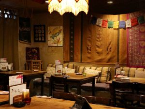 席数40。貸切やパーティーメニュー2,000円、2,500円や、2時間飲み放題1,500円もある