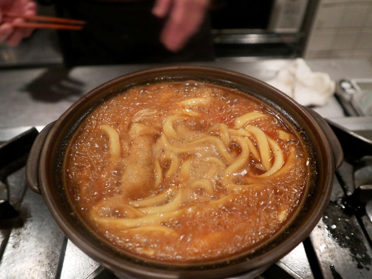 名古屋の味噌煮込みうどんの場合、グツグツと煮込み過ぎると、うどんがクタクタになったり、味噌の風味が飛んでしまうのでご法度