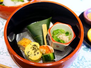 小さな器に入っているのが京花菜辛子和え。辛子の風味と優しい苦みの相性は抜群