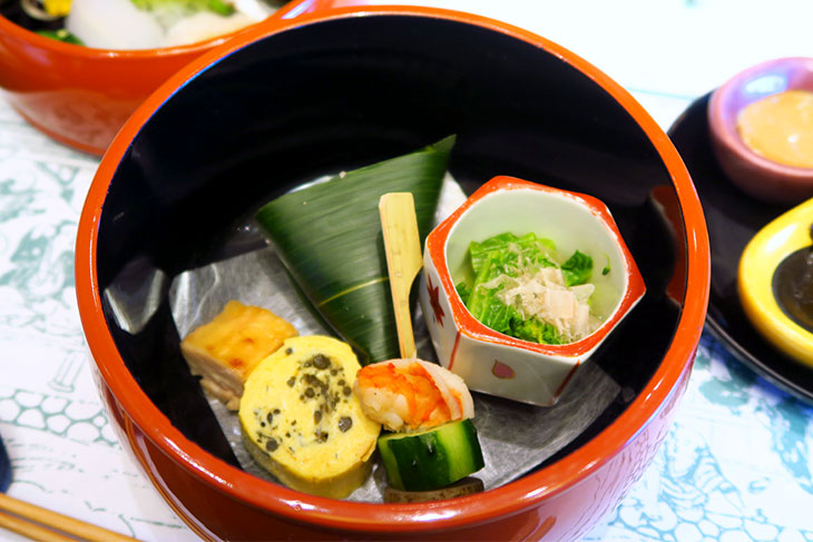 小さな器に入っているのが京花菜辛子和え。辛子の風味と優しい苦みの相性は抜群