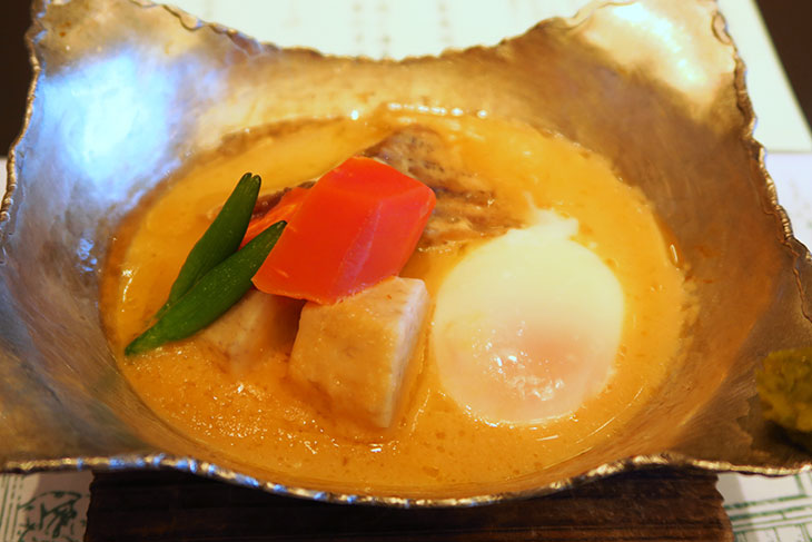 京都府産牛バラ肉と海老芋の京味噌煮は、白味噌の優しい甘さが活きた一品。ねっとりとした海老芋と白味噌が絡み合い、少しさっぱりした“京都のお雑煮”という感じだ