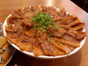 “しびれる”ほど旨い！上野『じゅらく』のギガ盛り「しびれ豚丼」