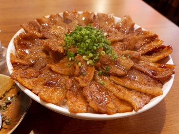 “しびれる”ほど旨い！上野『じゅらく』のギガ盛り「しびれ豚丼」